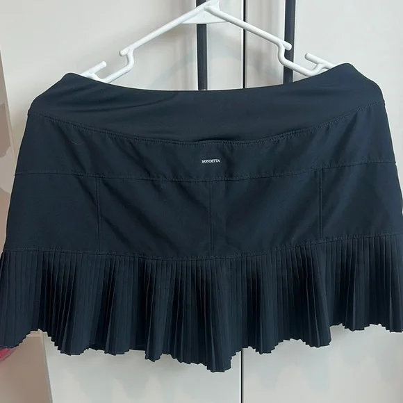 Mondetta Black Pleated Skirt, size med - Picture 2 of 5
